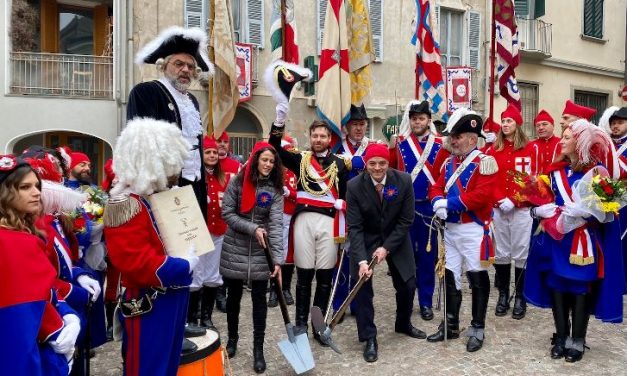 STORICO CARNEVALE IVREA – Si ripete la tradizione del lunedì mattina della “Zappata degli Scarli”