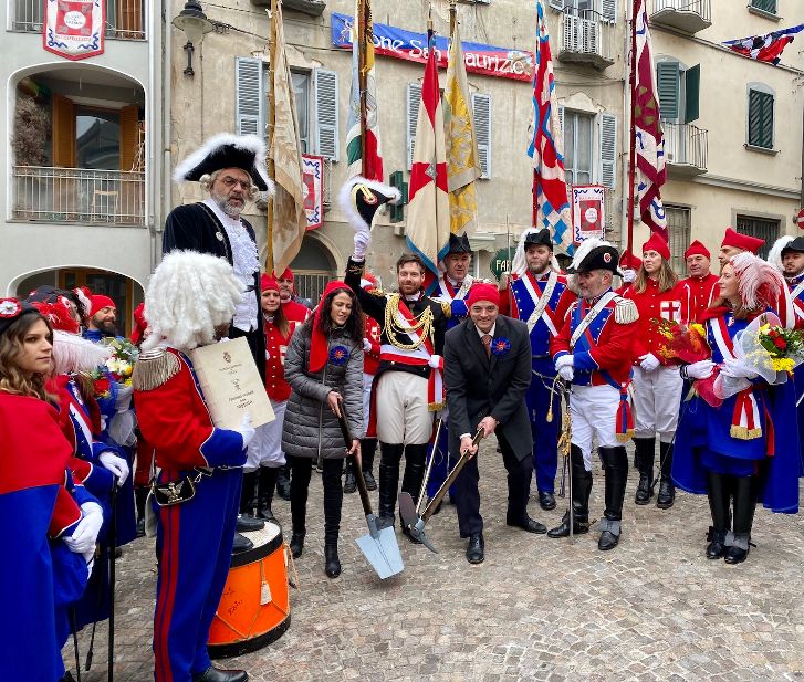 STORICO CARNEVALE IVREA – Si ripete la tradizione del lunedì mattina della “Zappata degli Scarli”