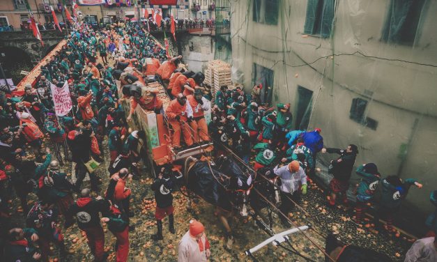 IVREA – Intreccio di spettacolo e beneficenza per celebrare i 60 anni di Carnevale dei Tuchini 