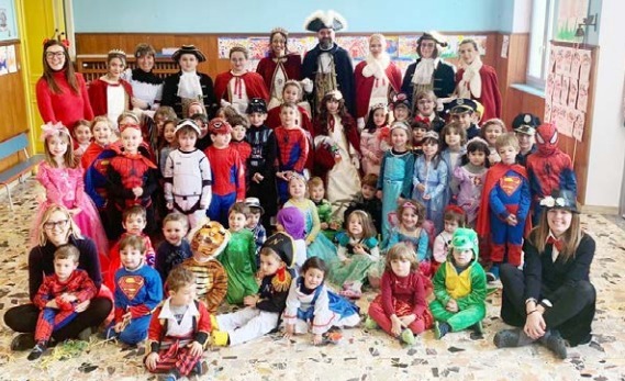 CASTELROSSO – I Conti hanno portato allegria e festa nelle scuole e negli enti istituzionali