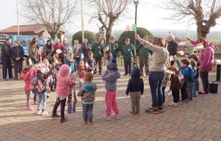 PALAZZO – I bambini festeggiano il compleanno dell’Italia