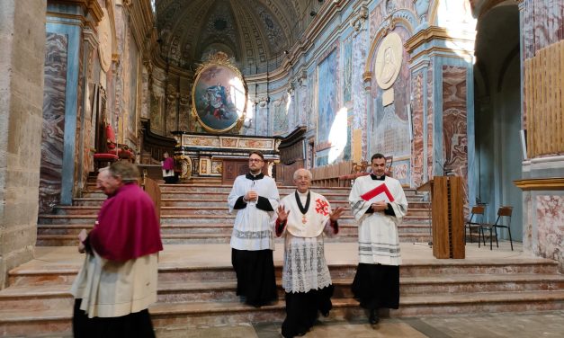 IVREA – Dopo le Lodi in Cattedrale, la Via Crucis a Monte Stella