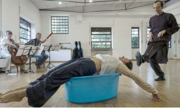 CASALBORGONE – Rassegna “Il teatro ritrovato, in scena lo spettacolo “L’anatra che fece amicizia con la morte”