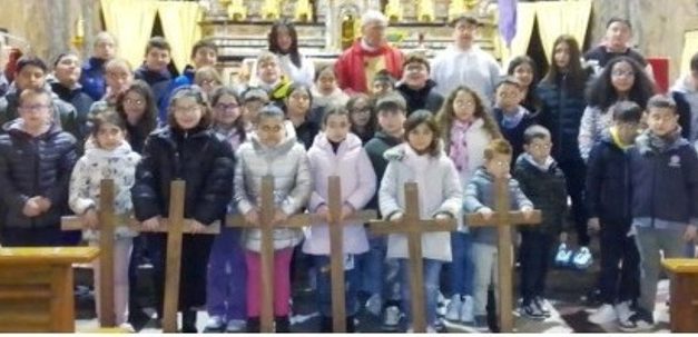 RONDISSONE – La comunità parrocchiale ha vissuto con don Gino Casardi la memoria del cammino sofferto di Gesù, attraverso la Via Crucis