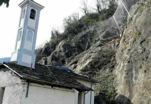 PONT CANAVESE – Posate le reti di protezione sul fronte franoso sopra la chiesa delle Roggie