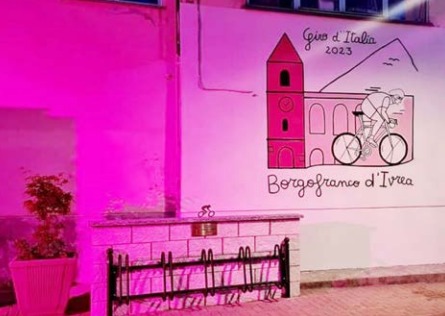 BORGOFRANCO – Il paese si sta vestendo di rosa per accogliere il Giro