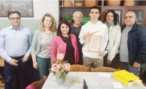 MONTANARO – Il Centro di incontro consegna la borsa di studio allo studente Riccardo Marino