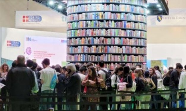 TORINO – “Struscio” tra gli stand del Salone del Libro