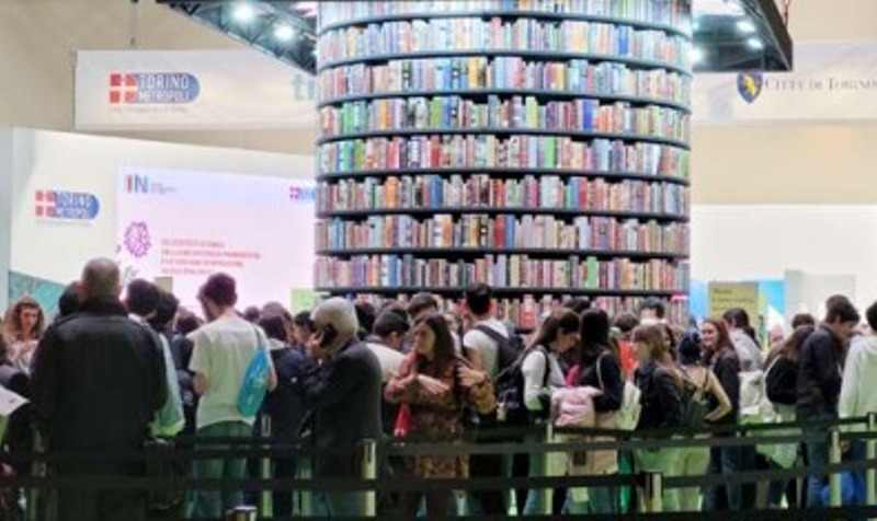 TORINO – “Struscio” tra gli stand del Salone del Libro