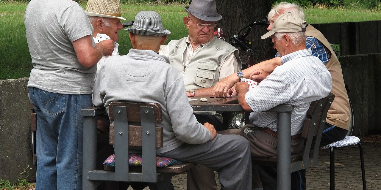 Socializzazione e non mera  assistenza: di questo  hanno bisogno gli anziani