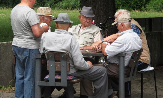 Socializzazione e non mera  assistenza: di questo  hanno bisogno gli anziani