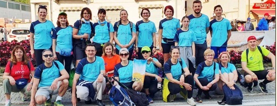 COLLE DON BOSCO – I camminatori della “Stramandriamo” hanno colorato i colli e portato il sole da Castelrosso