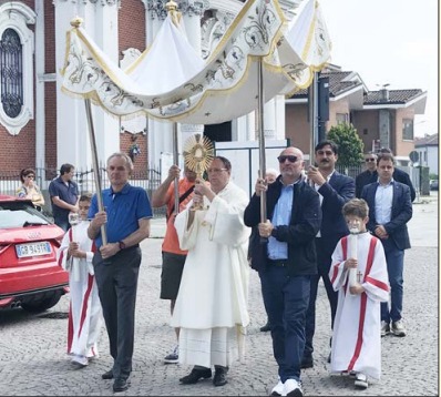 CASTELROSSO – Comunità dei fedeli in festa per il Corpus Domini