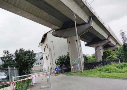 IVREA – Cadono calcinacci dal “terzo ponte”