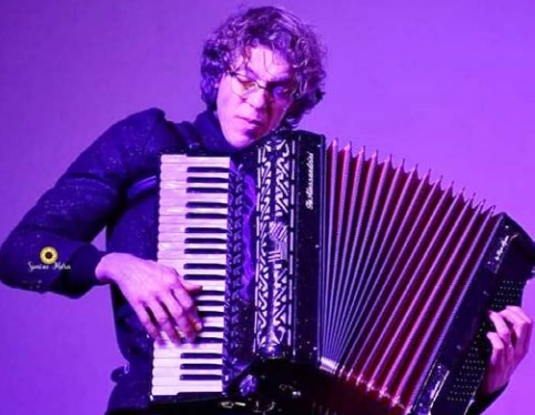 STRAMBINO – Suona Diego Trivellini: Un solo musicista per 101 strumenti