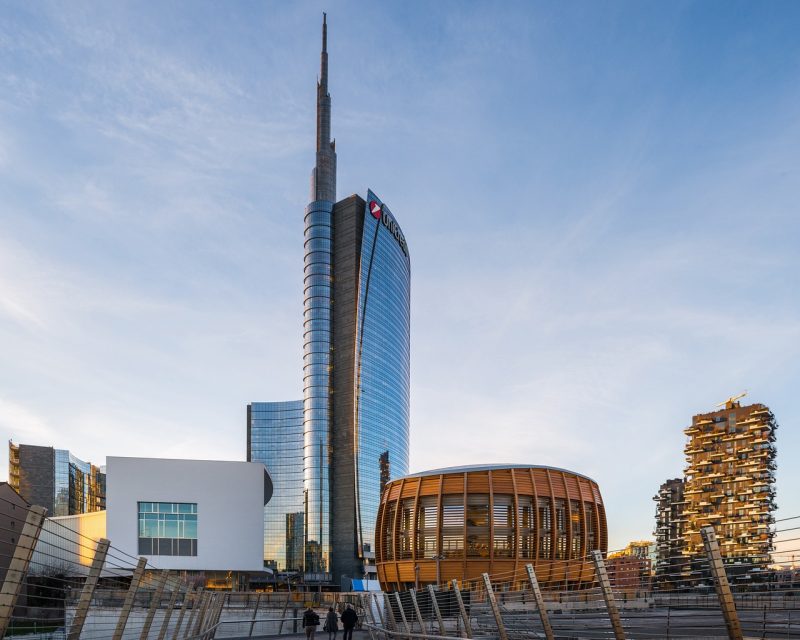 IL DITO NELLA PIAGA – A Milano tanta afa e pochi giovani