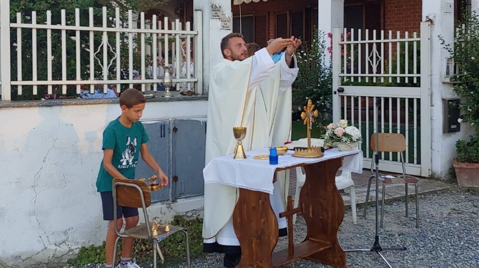 BORGO REVEL – Costruire la fede sulla pietra – Festeggiata Sant’Anna, “vicini” all’antica chiesetta