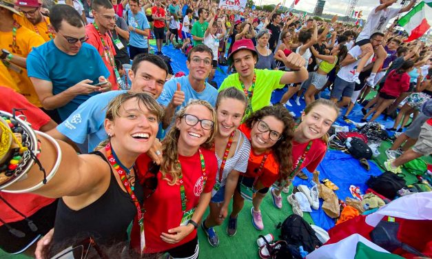 GIORNATA MONDIALE DELLA GIOVENTÙ – I giovani italiani pellegrini a Lisbona riuniti in una serata di arte, musica e preghiera, con riflessioni sulle tematiche vicine al loro mondo