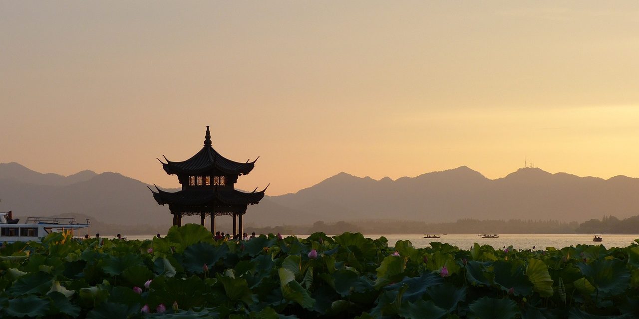 CARTOLINE DALLA CINA – Parchi, torri, porti fluviali, cibo esotico e mercatini…