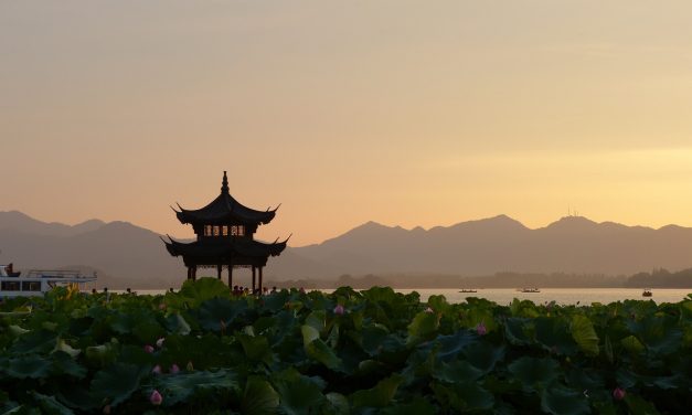 CARTOLINE DALLA CINA – Parchi, torri, porti fluviali, cibo esotico e mercatini…