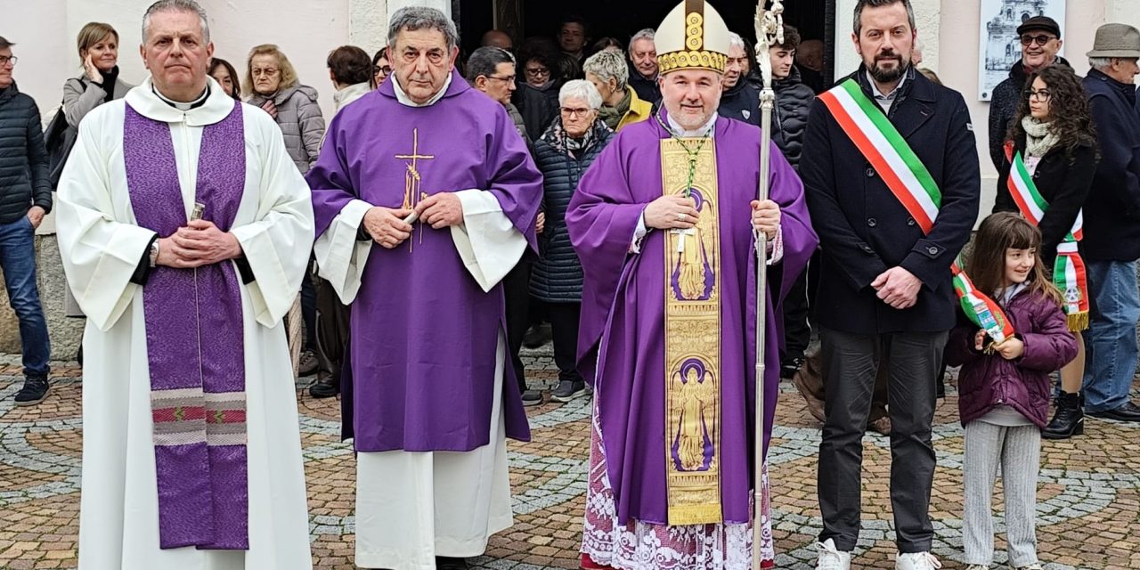 VILLAREGGIA – La comunità in preghiera con il Vescovo Daniele