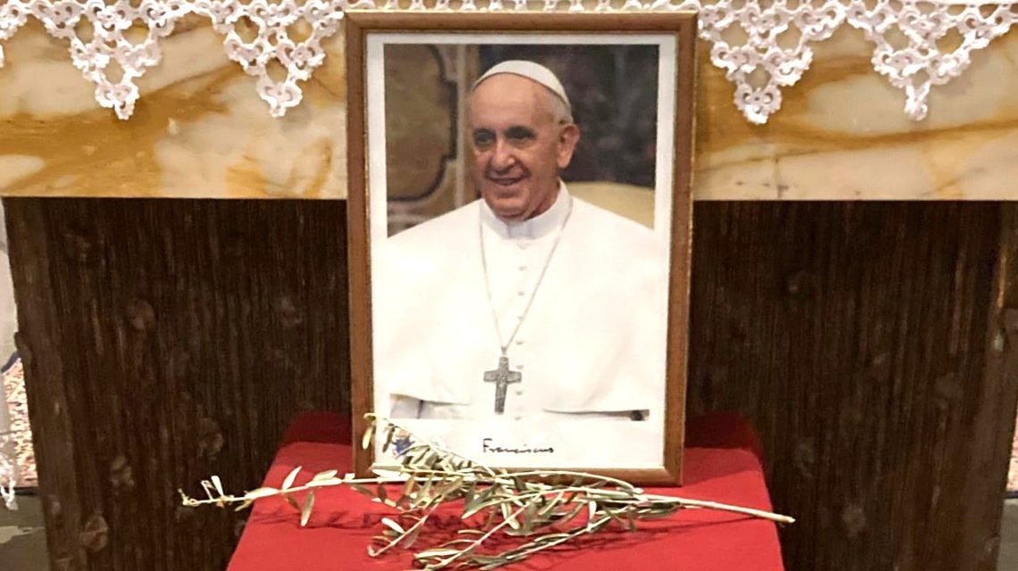 RIVAROLO CANAVESE – La comunità riunita nel ricordo di Papa Francesco