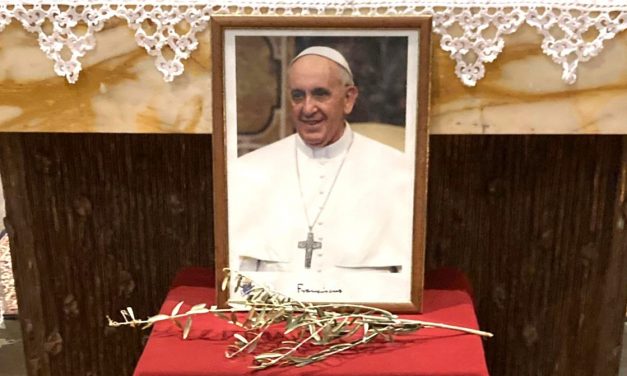 RIVAROLO CANAVESE – La comunità riunita nel ricordo di Papa Francesco