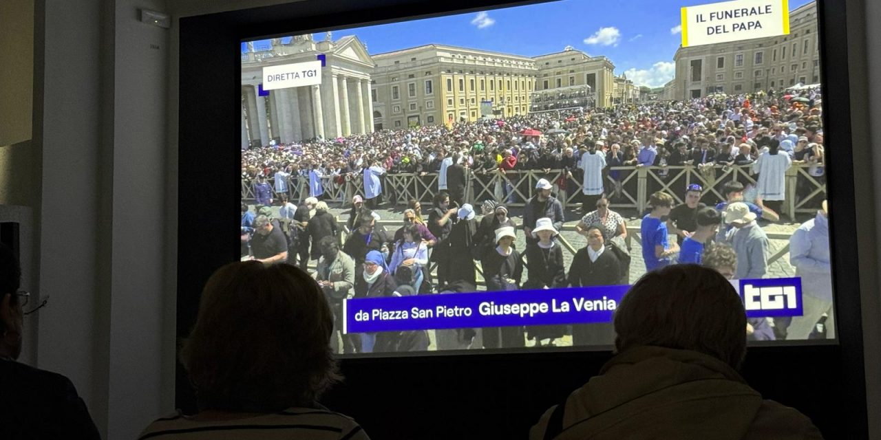 Tra silenzio e commozione le comunità Parrocchiali Alta valle Orco unite durante le esequie di Papa Francesco
