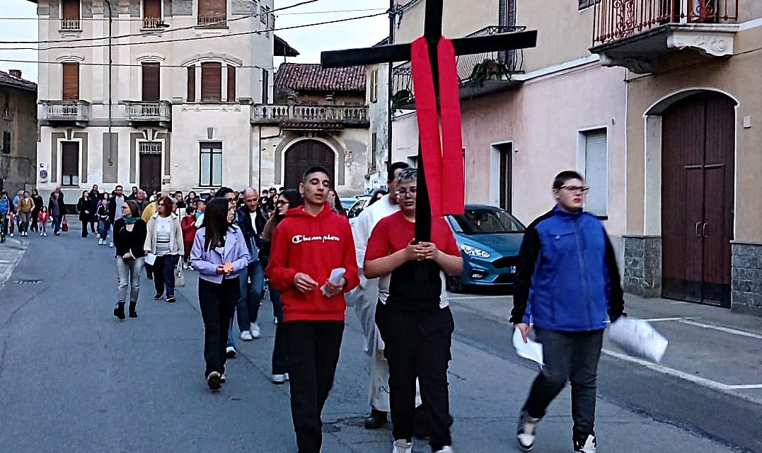 SAN GIORGIO CANAVESE – Tanti giovani alla Via Crucis guidata da Don Massimiliano