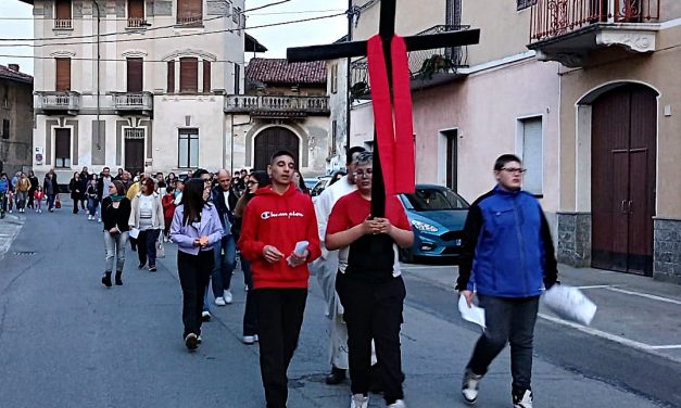 SAN GIORGIO CANAVESE – Tanti giovani alla Via Crucis guidata da Don Massimiliano