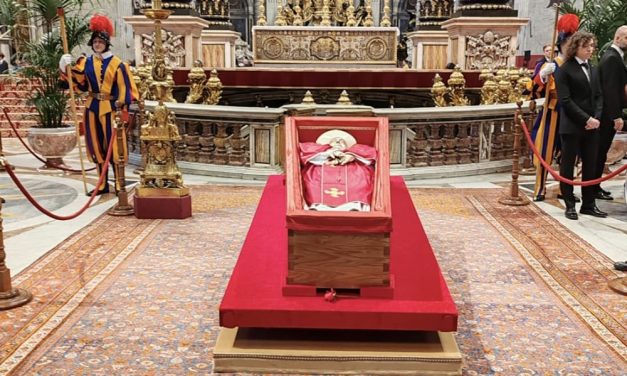 Testimonianza del diacono Alessandro Masseroni davanti alla salma di Papa Francesco