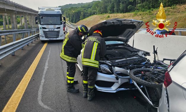NOTIZIE DAI VIGILI DEL FUOCO – Incidente stradale sulla A5 in direzione Ivrea