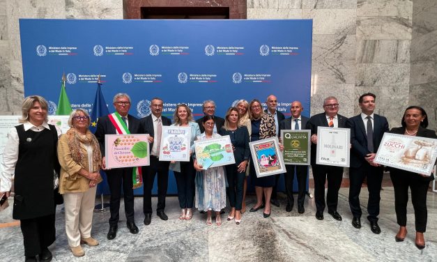 FRANCOBOLLI DEDICATI ALLE ECCELLENZE ALIMENTARI – Celebrati a Roma i nocciolini di Chivasso