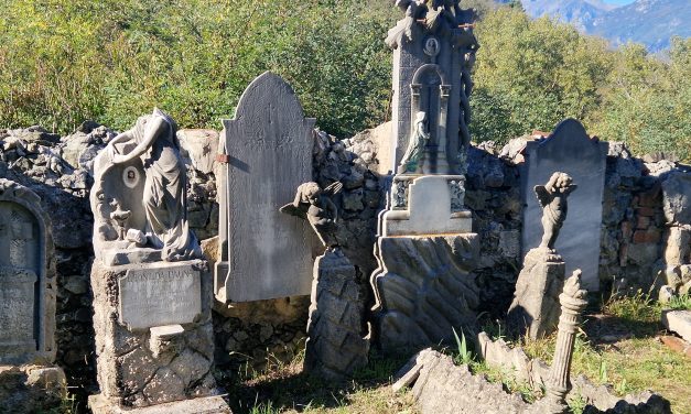 Le lapidi del cimitero che insegnano la storia (di Severino Morgando)