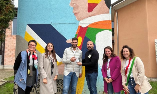 ALICE CASTELLO-  Inaugurata la Street Art che invita ad aprire la mente al mondo. L’artista Dario Lauria ha trasformato una cabina di E-Distribuzione in un’opera intitolata “Tra le righe”