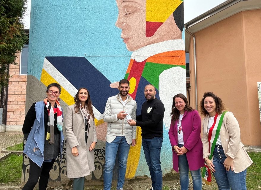 ALICE CASTELLO-  Inaugurata la Street Art che invita ad aprire la mente al mondo. L’artista Dario Lauria ha trasformato una cabina di E-Distribuzione in un’opera intitolata “Tra le righe”