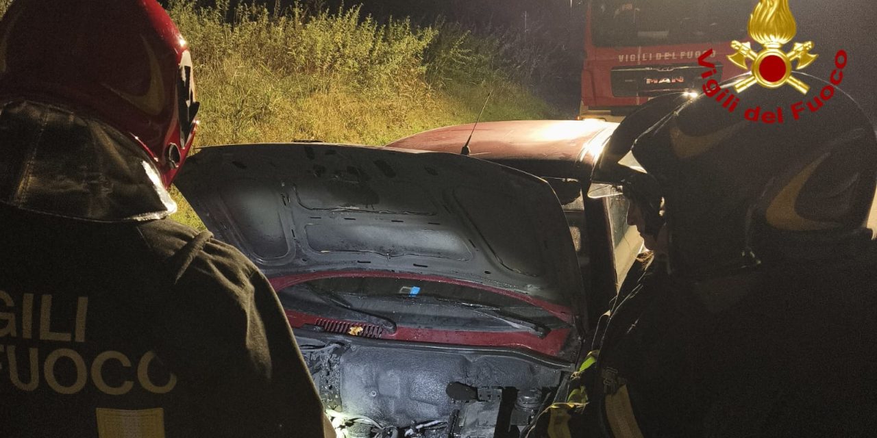 NOTIZIE DAI VIGILI DEL FUOCO – Alice Castello – Autovettura in fiamme immediato l’intervento