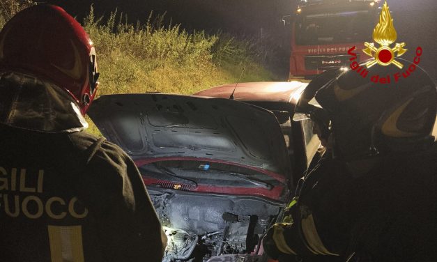 NOTIZIE DAI VIGILI DEL FUOCO – Alice Castello – Autovettura in fiamme immediato l’intervento