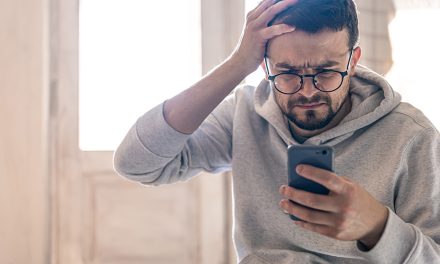 Anche gli adulti rischiano la sindrome da dipendenza dallo smartphone, e non è da sottovalutare (di Cristina Terribili)