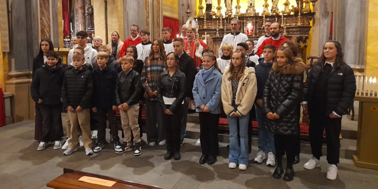 RIVAROLO CANAVESE – Venti ragazzi e ragazze ricevono la Santa Cresima dal Vescovo Daniele