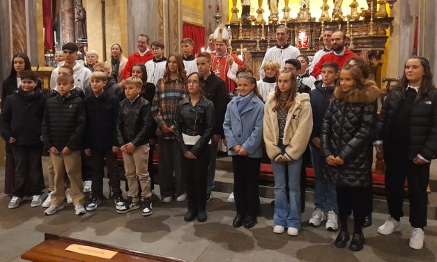 RIVAROLO CANAVESE – Venti ragazzi e ragazze ricevono la Santa Cresima dal Vescovo Daniele