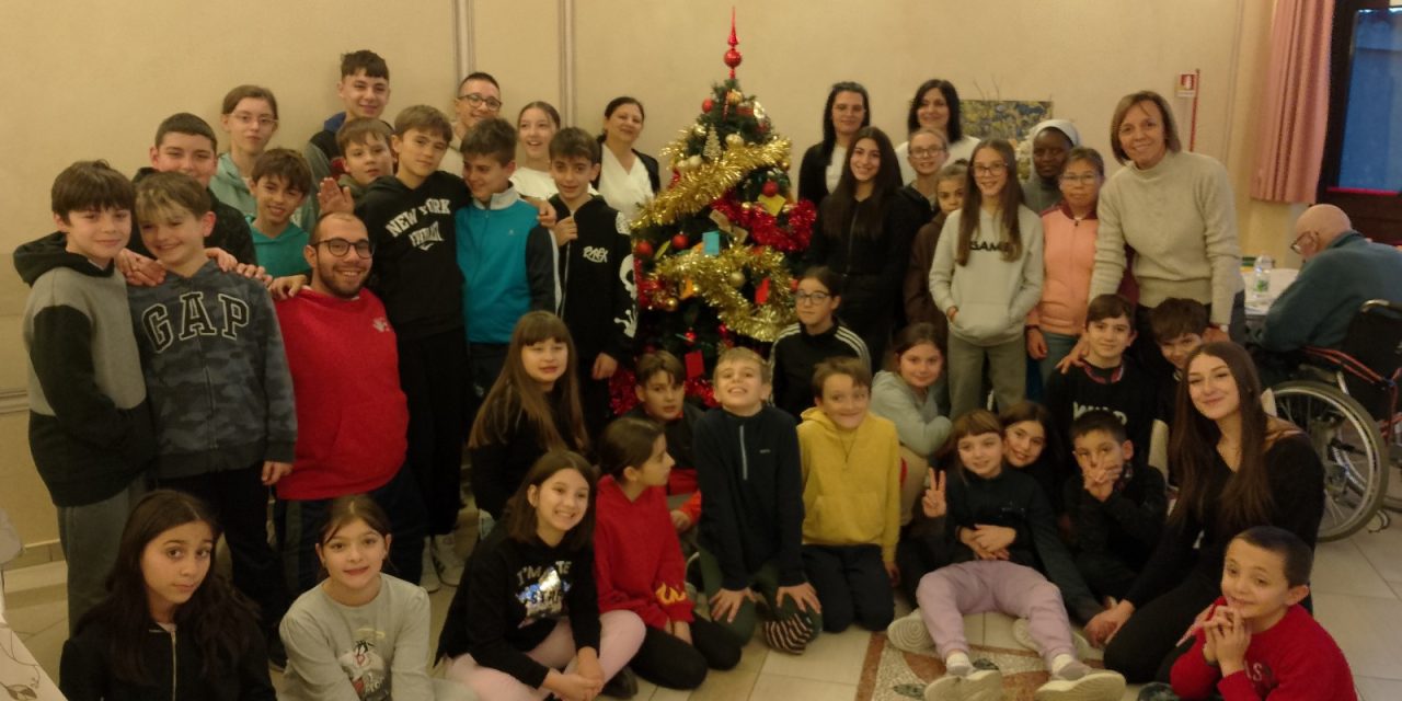 AGLIE’ – I ragazzi dell’Oratorio aiutano gli Anziani ospiti della Rsa “Tappero” e fare l’albero di Natale