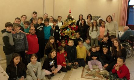 AGLIE’ – I ragazzi dell’Oratorio aiutano gli Anziani ospiti della Rsa “Tappero” e fare l’albero di Natale