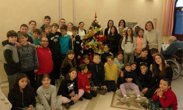 AGLIE’ – I ragazzi dell’Oratorio aiutano gli Anziani ospiti della Rsa “Tappero” e fare l’albero di Natale