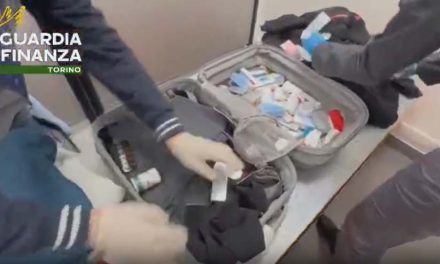 Aeroporto di Caselle Torinese, la Guardia di Finanza sequestra oltre 4 medicinali privi di autorizzazioni sanitarie e confezioni di cosmetici potenzialmente pericolosi