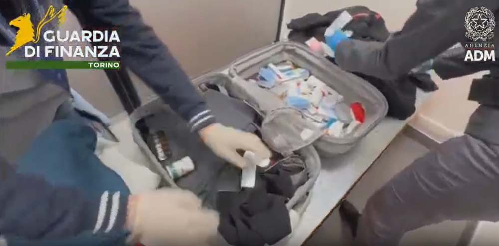 Aeroporto di Caselle Torinese, la Guardia di Finanza sequestra oltre 4 medicinali privi di autorizzazioni sanitarie e confezioni di cosmetici potenzialmente pericolosi