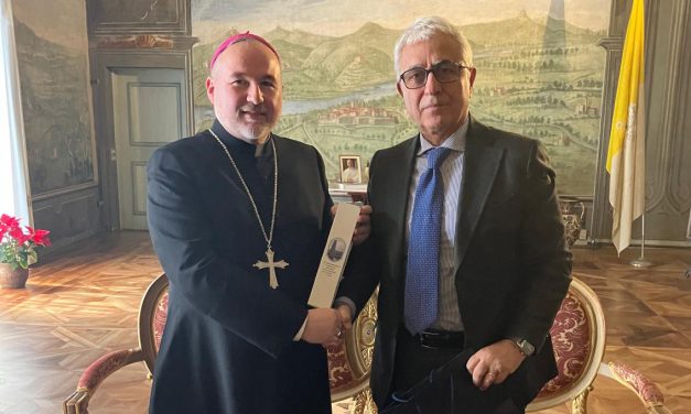 Il Questore di Torino consegna anche al Vescovo di Ivrea l’olio di Capaci in ricordo delle vittime di tutte le stragi mafiose