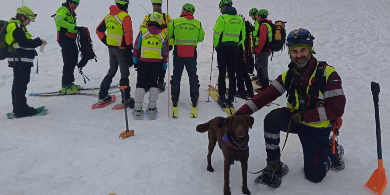 Esercitazioni con nebbia e neve per il soccorso in caso di valanghe