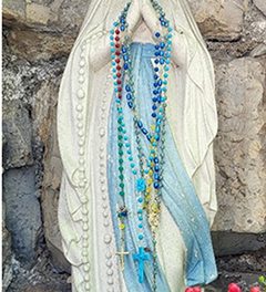 Il rosario di plastica blu (di Filippo Ciantia)
