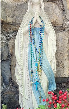 Il rosario di plastica blu (di Filippo Ciantia)